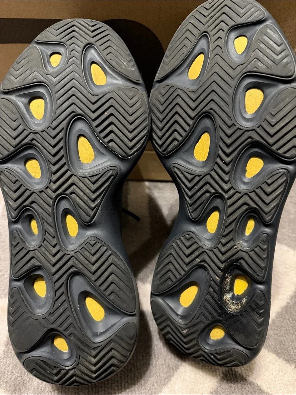 Men’s sz 11 Yeezy 700 w/box